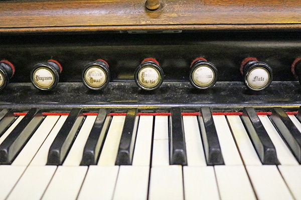 Image of a Reed organ