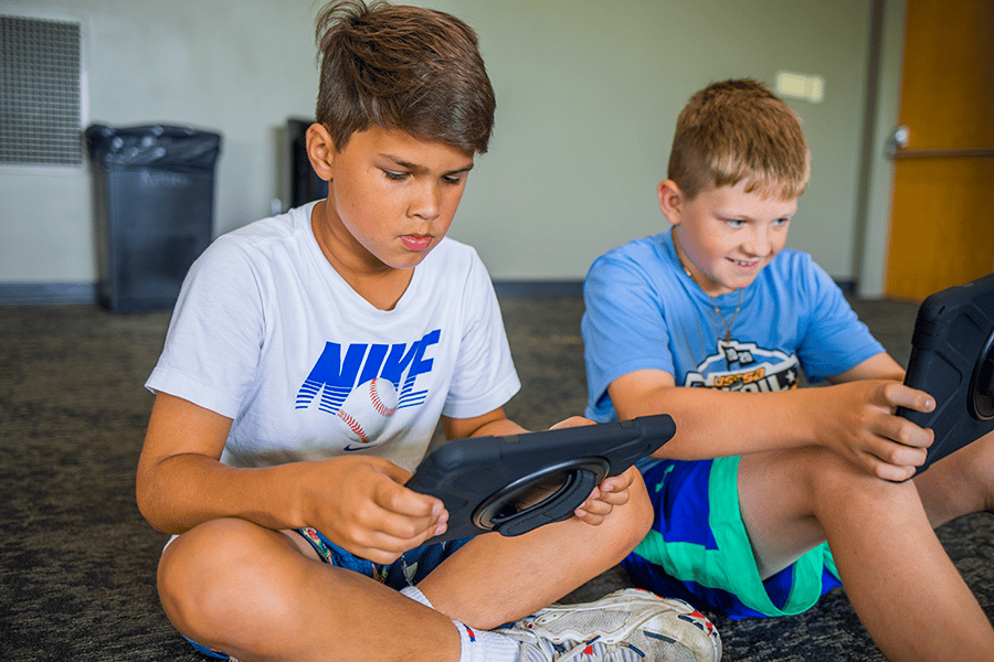 children on ipads