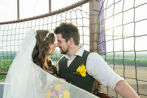 bride and groom on the balloon gondola