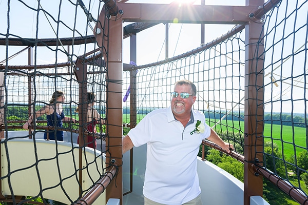 people in the balloon gondola